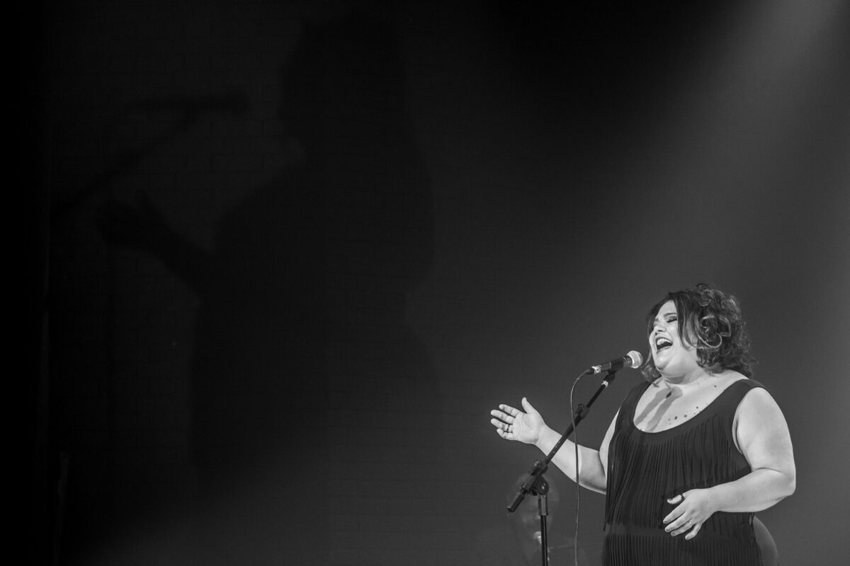 Simone Mazzer é uma atriz e cantora brasileira - Foto: Divulgação