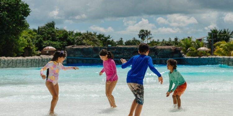 Aproveitando as férias escolares, visitantes e nativos espantam o calor com um bom banho e muitas atividades – Foto: Divulgação