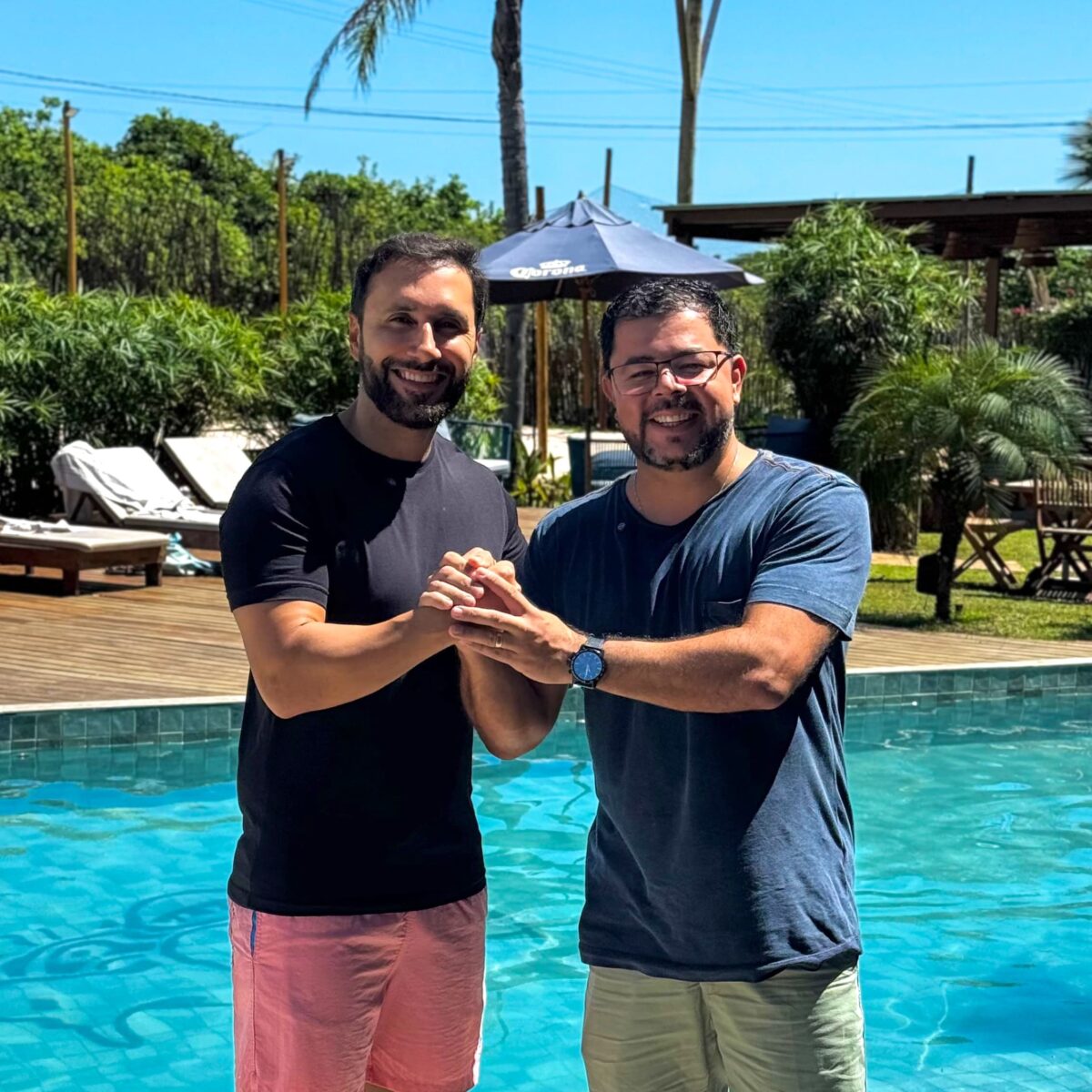 Os empresários Jethro Raposo (à esquerda) e Saulo Prazeres são sócios no hotel Vila Aty – Foto: Weslley Alexandre