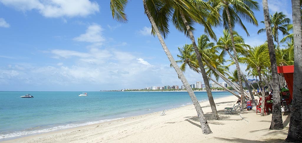 Um litoral com 40 quilômetros de extensão e belas praias fazem Maceió ser uma cidade abençoada – Foto: Divulgação