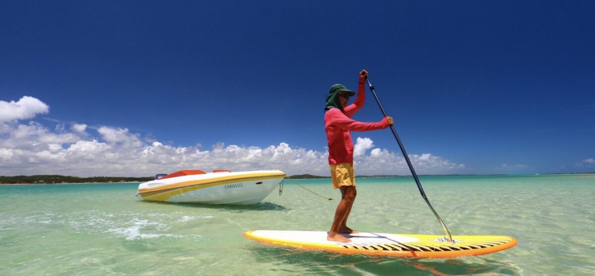 O mar cristalino que oscila entre os tons verde e azul de suas águas sempre calmas – Foto: Divulgação