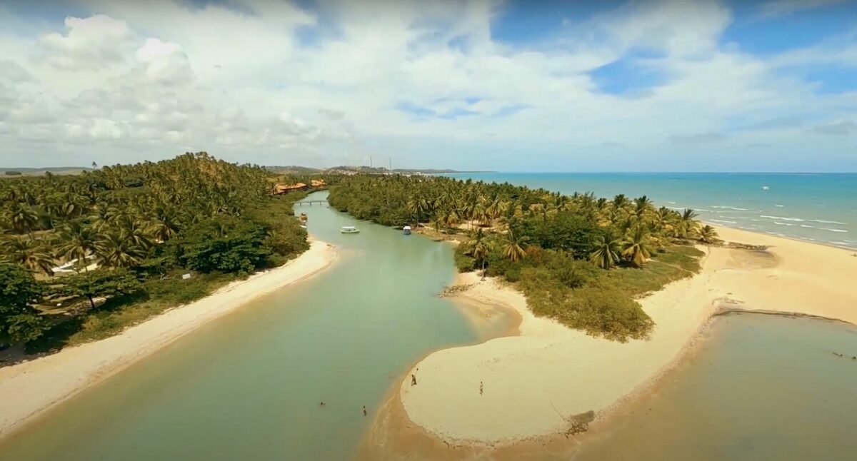 A cidade de Maceió possui uma geografia diversificada, marcada pela influência do oceano Atlântico e pela presença de várias formações de lagoas e braços de rios – Foto: Divulgação