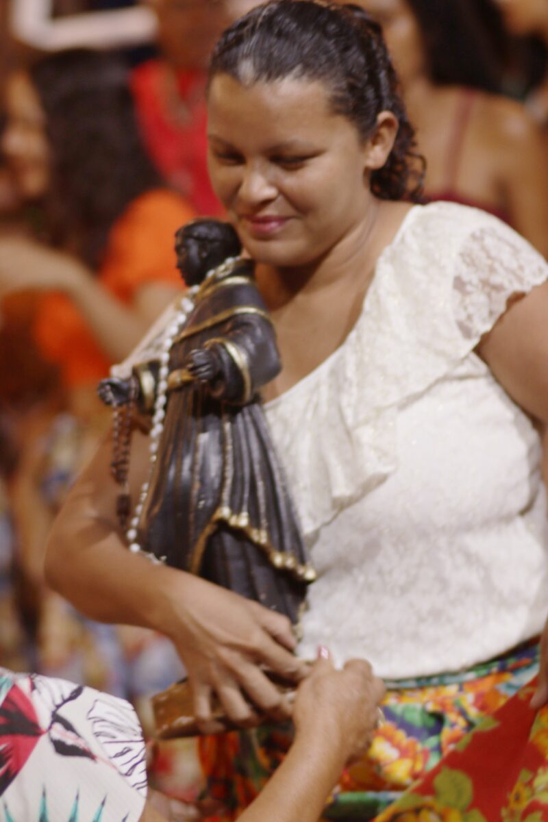 A tradição de se dançar com a imagem do santo – Foto: Murilo Santos