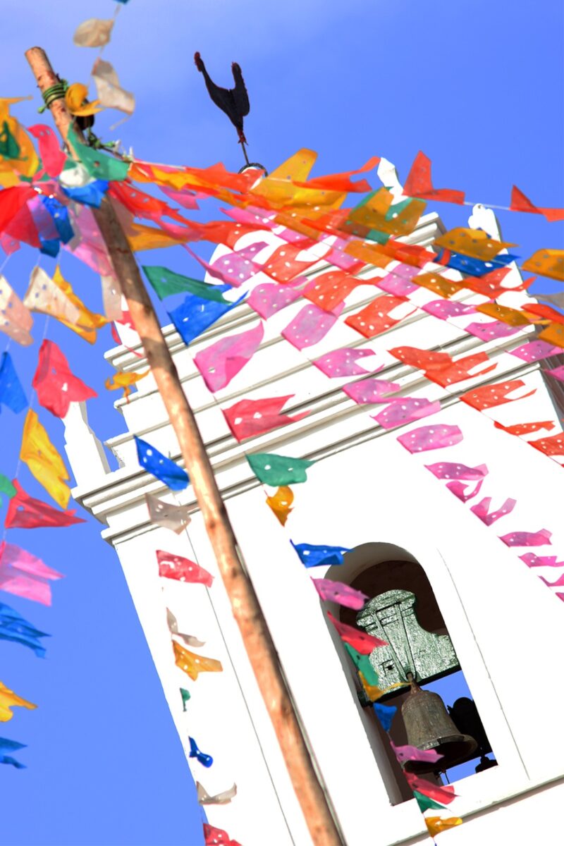 O mastro enfeita a igreja do Galo – Foto: Murilo Santos