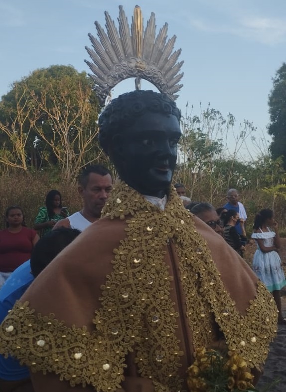 Imagem de São Benedito em procissão pelas ruas da cidade – Foto: Divulgação