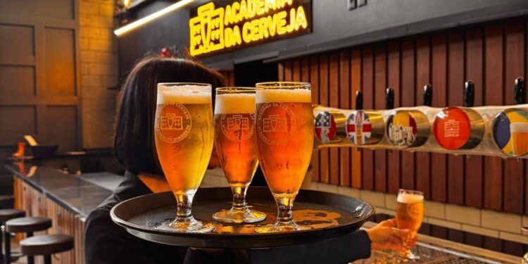 Para celebrar o Dia do Garçom, a Ambev está oferecendo 5 mil vagas para capacitação de profissionais - Foto: Divulgação