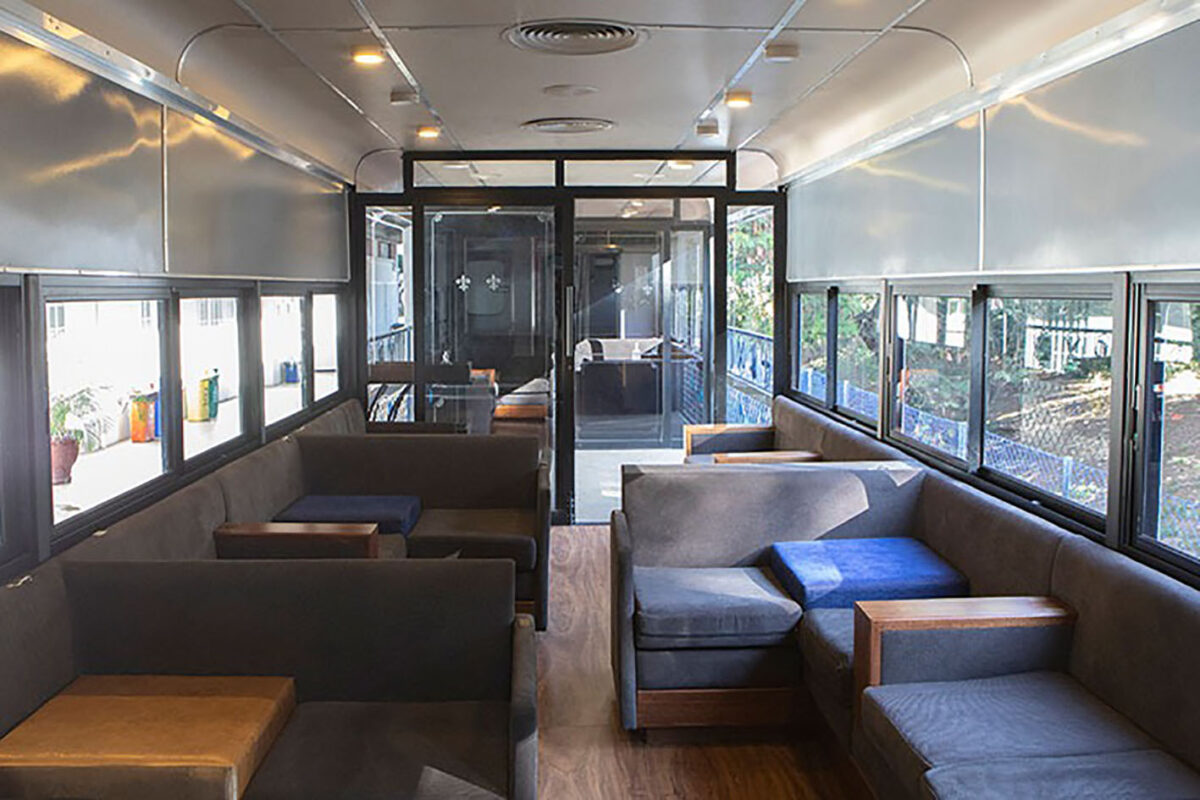 A viagem sobre os trilhos da Estrada de Ferro Ytuana. No detalhe, espaços internos a bordo do Trem da República - Foto: Lucas Sawo