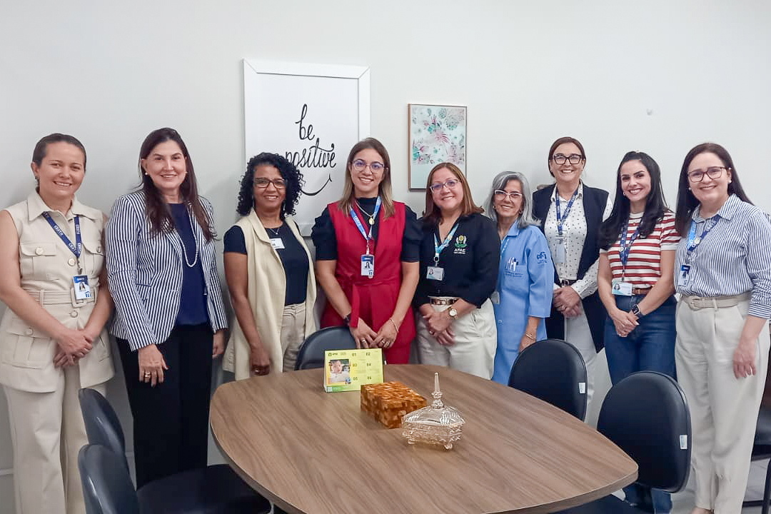 A Reitora do CEST Dra. Maria da Conceição Rolim comemora com o grupo de coordenadoras, docentes e profissionais que contribuíram para a conquista - Foto: Divulgação