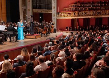 No Theatro Municipal de São Paulo, a solista maranhense Lívia Berrêdo cantou e encantou a plateia em noite especial de celebração ao talento lírico brasileiro - Foto: Divulgação