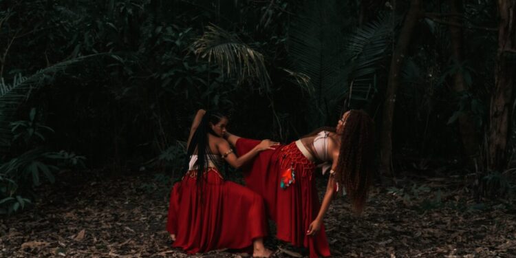 As bailarinas Rebeca Carneiro e Andressa Brandão e o espetáculo “Abayomi” - Foto: Tainan Lopes