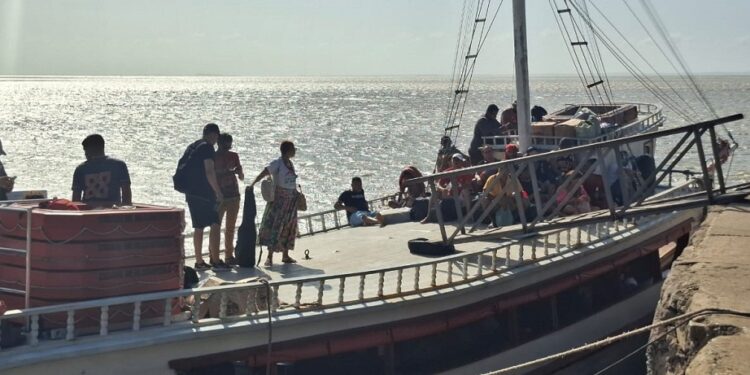 Barco Cidade de Alcântara partindo na tarde desta sexta-feira (08) com destino a cidade de Alcântara – Foto: Gutemberg Bogéa