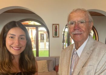 A vereadora Paulinha Matos entrega a obra do escritor icatuense José Almeida ao ex-presidente José Sarney – Foto: Divulgação