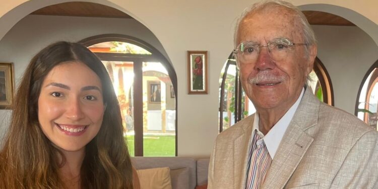 A vereadora Paulinha Matos entrega a obra do escritor icatuense José Almeida ao ex-presidente José Sarney – Foto: Divulgação