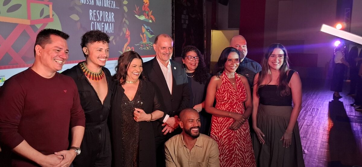 O reitor da UFMA, Fernando Carvalho e as professoras Zefinha Bentifi, Pró-Reitora de Extensão e Cultura da UFMA, Rosélis Barbosa, Diretora de Assuntos Culturais da UFMA e Diretora do Guarnicê de Cinema ladeados pelos homenageados – Foto: Gutemberg Bogéa