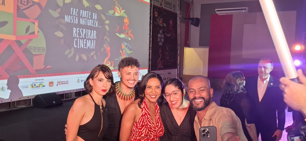 Os homenageados em posse com a diretora do Festival Guarnicê, Rosélis Barbosa - Foto: Gutemberg Bogéa