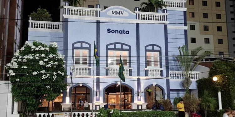 No detalhe, a arquitetura do Hotel Sonata mantendo firme o propósito de resgate da memória da cidade de Fortaleza – Foto: Gutemberg Bogéa