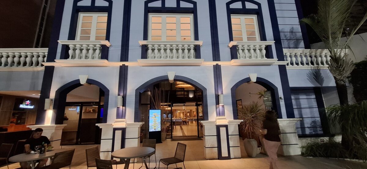 Em tons azuis, o Hotel Sonata de Iracema esbanja toda sua grandeza no resgate vivo de sua arquitetura – Foto: Gutemberg Bogéa