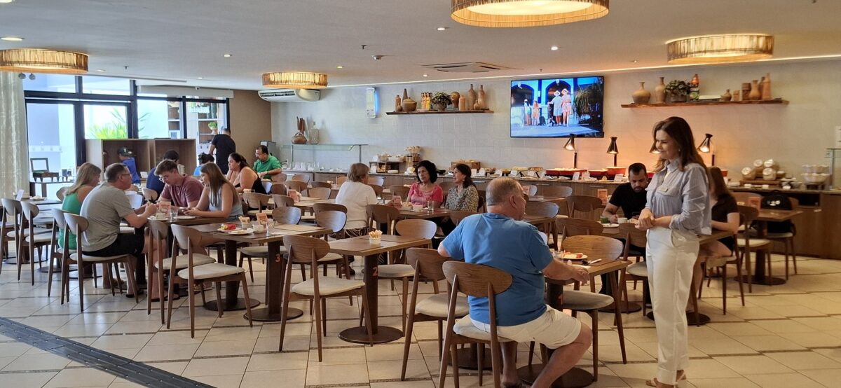 No detalhe, o café da manhã dos hóspedes com maravilhas da culinária regional – Foto: Gutemberg Bogéa