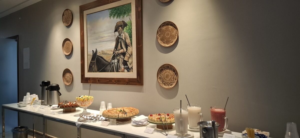 A regionalidade nas pinturas e peças artesanais emoldurando em detalhes os ambientes do hotel - Foto: Gutemberg Bogéa