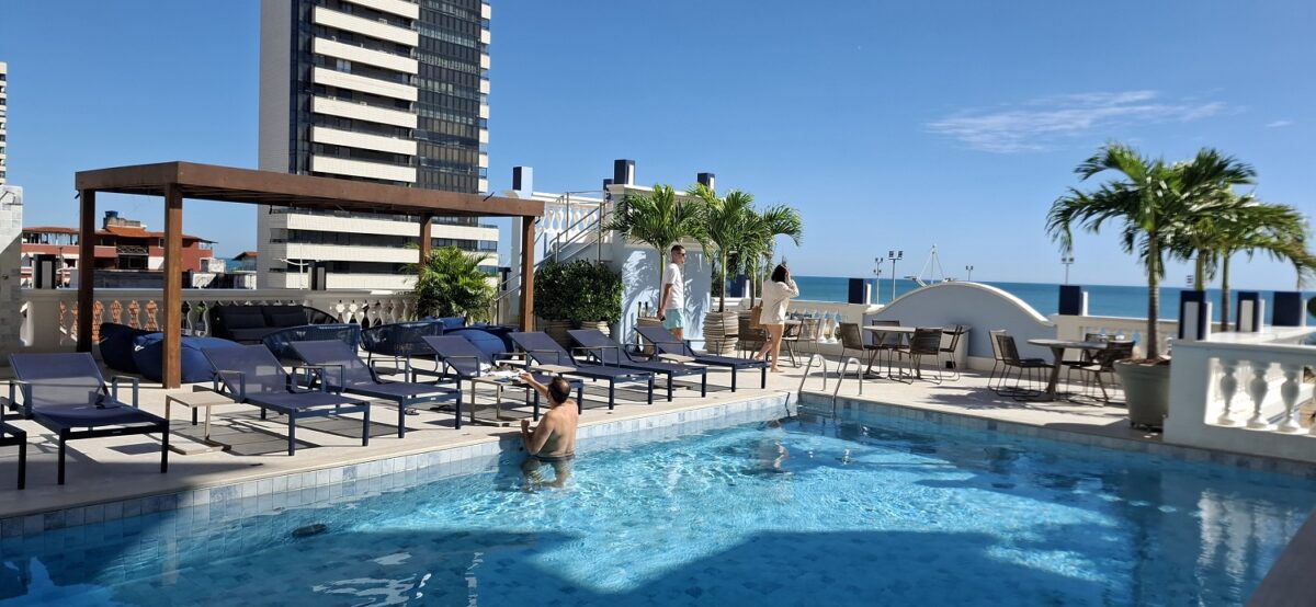 Do espaço da piscina também é possível se ter uma bela vista da praia de Iracema – Foto: Gutemberg Bogéa