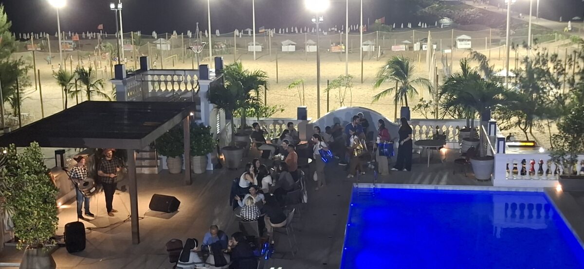 Eventos personalizados valorizam a musicalidade regional, sendo uma das propostas do hotel na área da piscina, assim como nos demais espaços do Sonata de Iracema - Foto: Gutemberg Bogéa