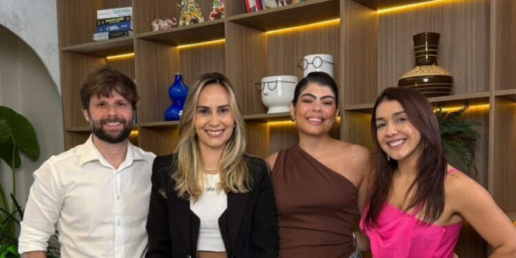 Reunidos na gravação do novo episódio do podcast Felipe Albuquerque, MSc/PhD em Genética Molecular e Diretor Científico do Lacmar Genômica; a médica nutróloga Dra. Marina Reis, a jornalista Giovana Braga e a nutricionista Mayra Tirza - Foto: Divulgação