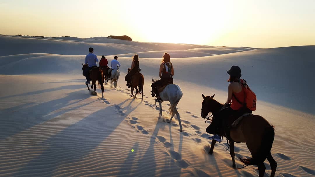 Cavalgada é uma forma inusitada de explorar os Lençóis Maranhenses – Foto: Divulgação