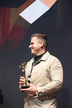 Guilherme Luck recebendo o Globo de Ouro do Turismo 2025 - Foto: Divulgação