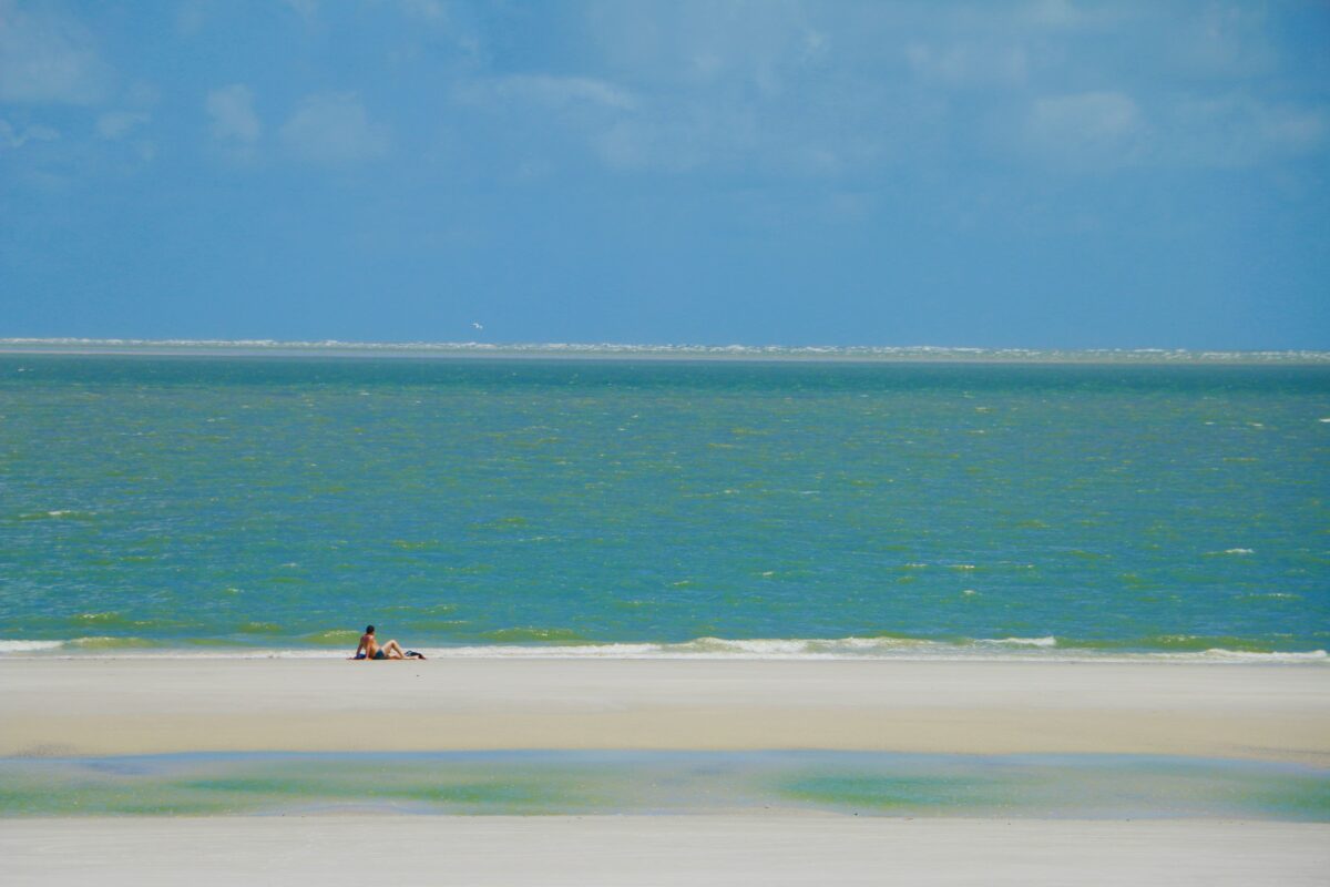 Praia de Ajuruteua conhecida por ser uma das mais extensas do Estado e também por possuir em maré baixa uma extensa faixa de areia - Foto: Divulgação