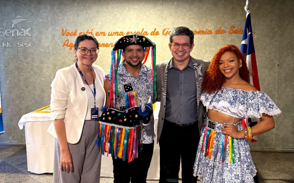 O Senador Randolfe Rodrigues (AP) qqueprestigsqueprestigio foi recepcionado pela Assessora de Comunicação do Senac Maranhão Thagianne Costa - Foto: Divulgação