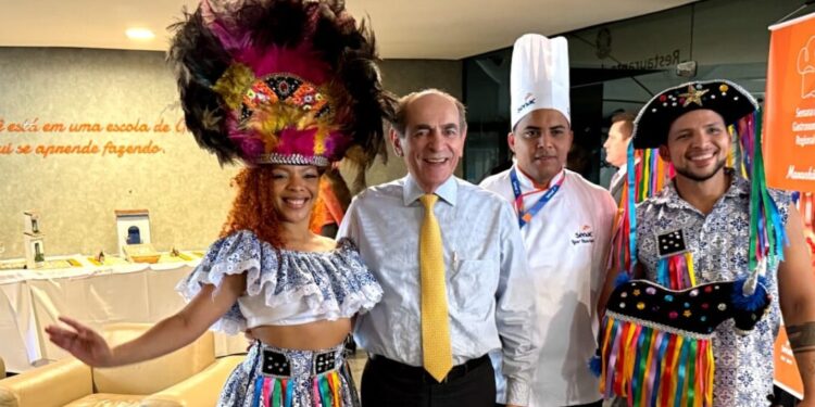 O Senador Marcelo Castro (PI) com o Chef Igor Barros, do Restaurante Escola do Senac Maranhão e os dançarinos Isa Sousa e Cristiano Abreu - Foto: Divulgação