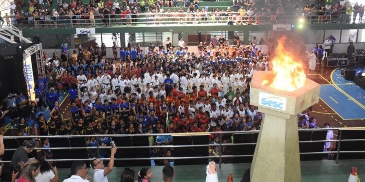 Na ocasião, o tradicional desfile das equipes e o acender da pira para declaração de abertura dos jogos olímpicos Sesc 2025 - Foto: Divulgação