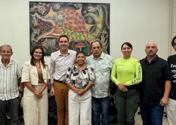 O secretário do Turismo do Ceará, Eduardo Bismarck, reuniu-se com representantes do Conselho da Beira Mar para discutir ações voltadas à alta estação - Foto: Beatriz Nascimento