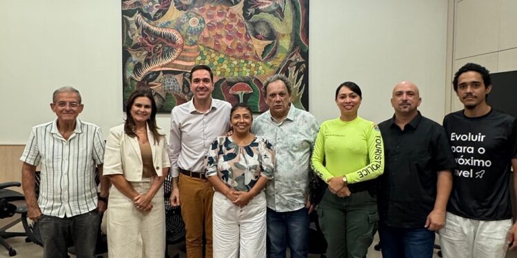 O secretário do Turismo do Ceará, Eduardo Bismarck, reuniu-se com representantes do Conselho da Beira Mar para discutir ações voltadas à alta estação - Foto: Beatriz Nascimento