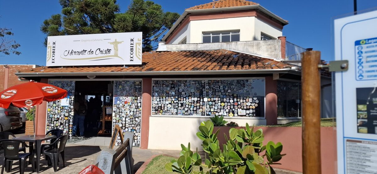 No Mirante do Cristo, uma parada para conhecer o artesanato local - Foto: Gutemberg Bogéa