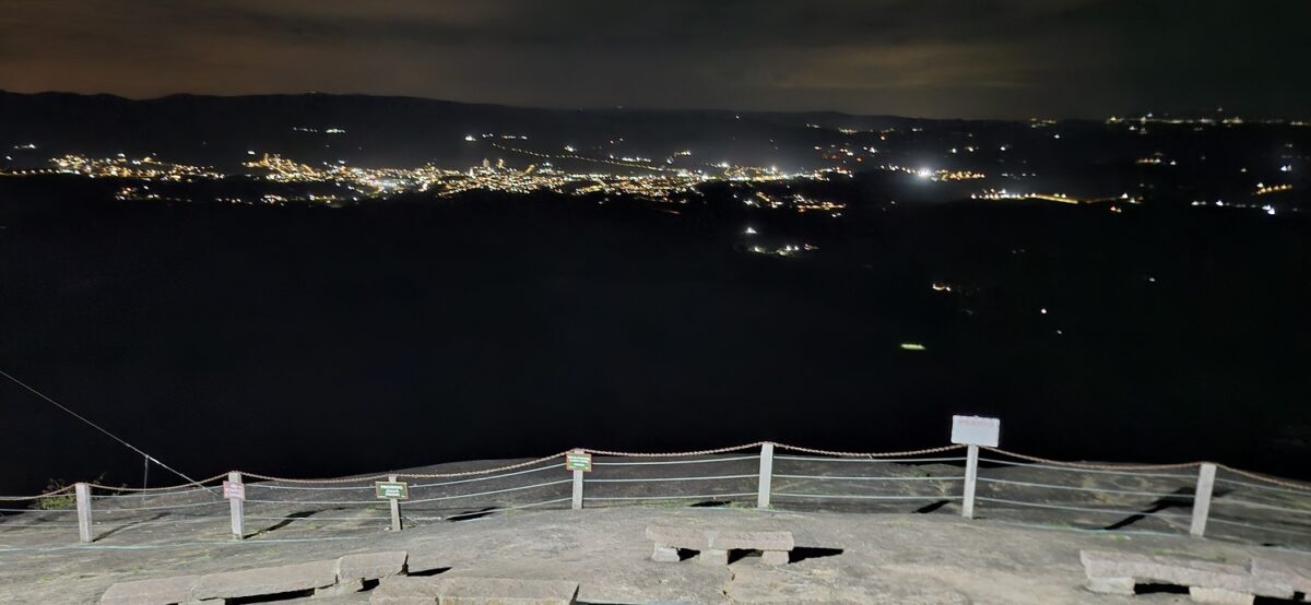 Do alto, as luzes de uma cidade que até no anoitecer paira no evidenciar de sua natureza - Foto: Gutemberg Bogéa