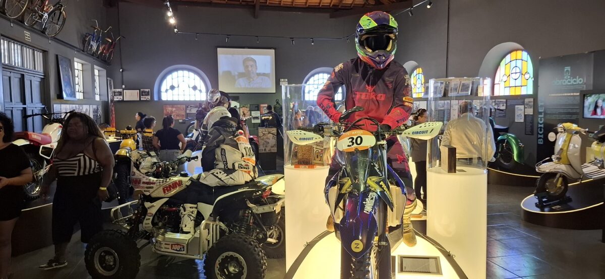 Centro Cultural Movimento, um resgata da história das duas rodas no Brasil. Um acervo preservado, entre motocicletas, peças esportivas, capacetes, troféus e documentos – Foto: Gutemberg Bogéa