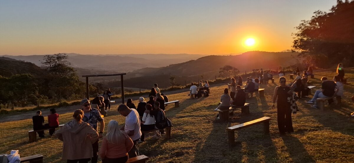 Com o horizonte formado pelos vales e montanhas da Serra da Mantiqueira, o Pôr do Sol na Colina dos Sonhos cativa os visitantes em um dos pontos mais sublimes de Socorro  – Foto: Gutemberg Bogéa