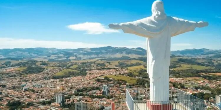 Mirante do Cristo possibilita uma visão geral da cidade de Socorro, assim como dos vales e montanhas da Serra da Mantiqueira - Foto: Divulgação