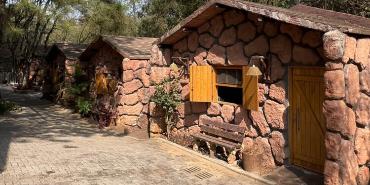 A vida estreitando os laços com as memórias afetivas. No detalhe, os estilosos chalés da Vila Katu - Foto Natalia Knaut