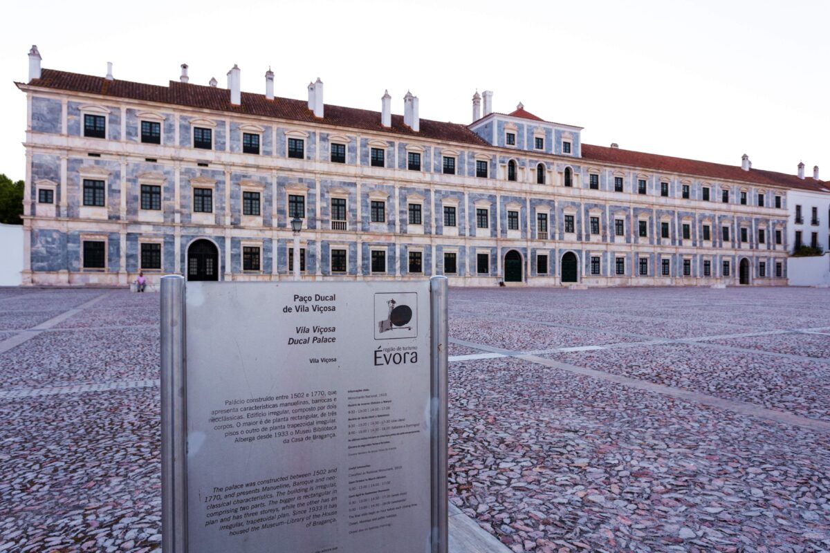 A cidade é conhecida pela abundância do mármore, monumentos impressionantes e casas com fachadas decoradas que mais parecem palácios - Foto: Divulgação