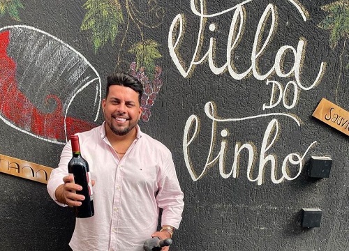 O empresário e anfitrião da Villa do Vinho Werter Bandêira, que celebra 12 anos do restaurante e wine bar com o lançamento do Rodízio de Vinhos da Villa – Foto: Divulgação