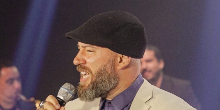 O talentoso cantor Sampél, artista que brilhou no The Voice Brasil 2, será a atração especial da Villa do Vinho Bistrô nessa terça – feira às 20h – Foto: Divulgação