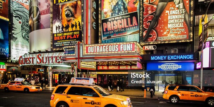 Nova Iorque, nos Estados Unidos, principalmente na região da Times Square e no Theater District, onde ficam os mais de 40 teatros que compõem o circuito da Broadway - Foto: Divulgação