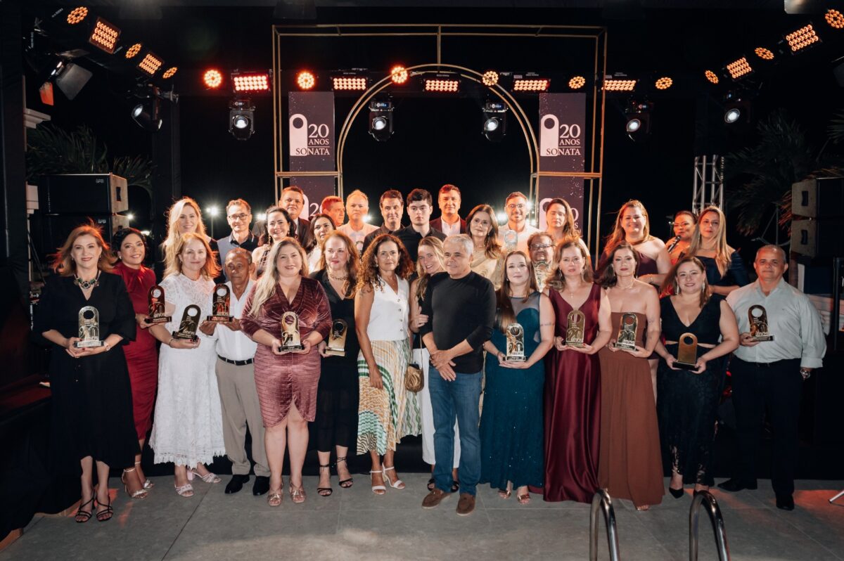 Colaboradores históricos do Hotel Sonata, além de representantes homenageados, de empresas que ao longo de duas décadas marcaram presença nessa trajetória empreendedora - Foto: Divulgação