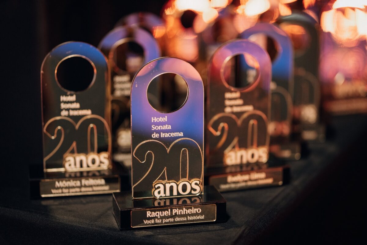 Troféus em homenagem a personalidades que contribuíram para o sucesso do Hotel Sonata ao longo desses 20 anos - Foto: Divulgação