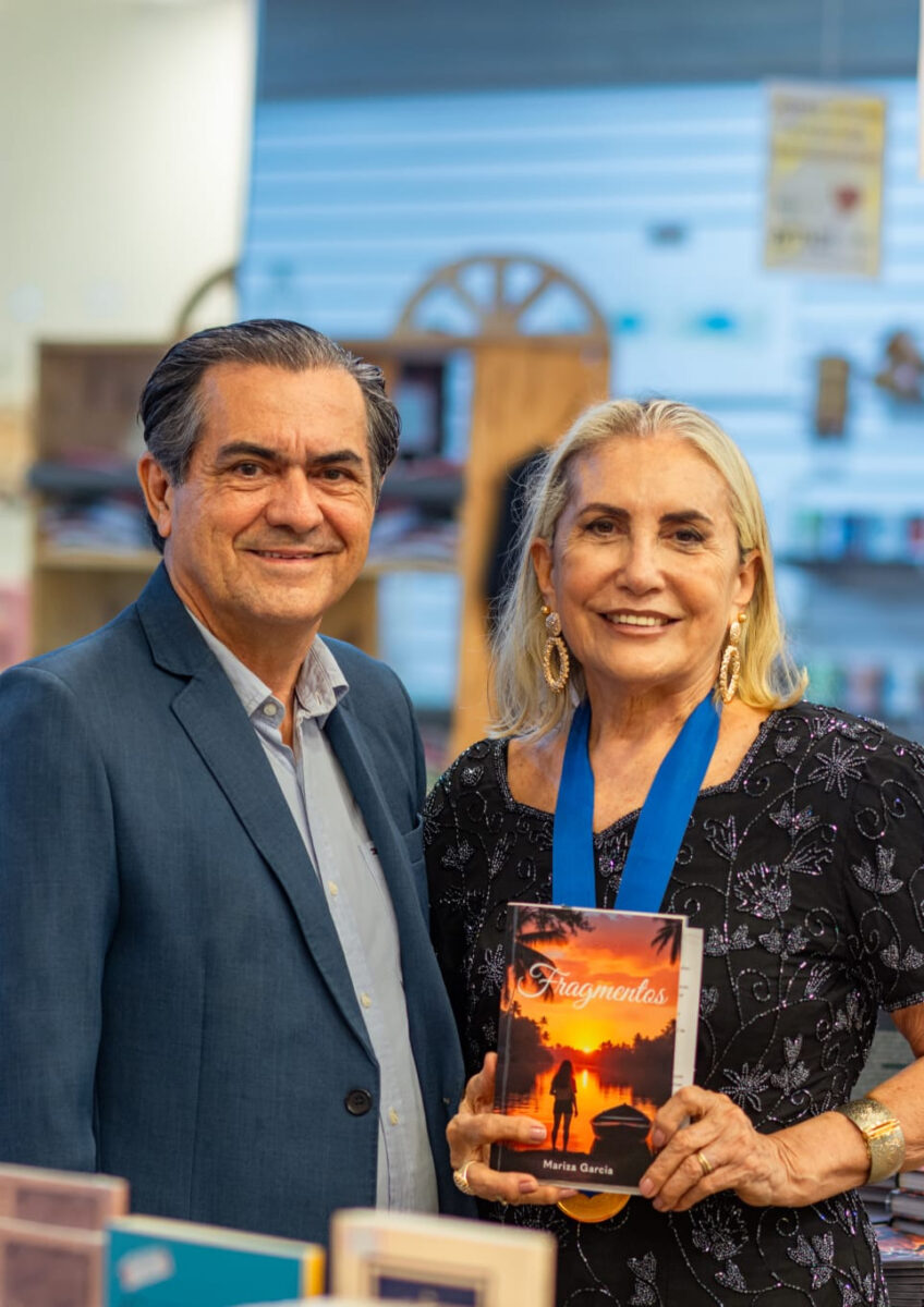 No último sábado, 30 de agosto, aconteceu o lançamento do livro “Fragmentos”, da escritora Mariza Garcia. Bastante concorrido,  o evento foi  realizado na Livraria AMEI, no São Luís Shopping, e reuniu amigos, familiares e pessoas de destaque de nossa sociedade. Na foto, os escritores Luiz Thadeu Nunes e Silva e Mariza Garcia - Foto: Divulgação