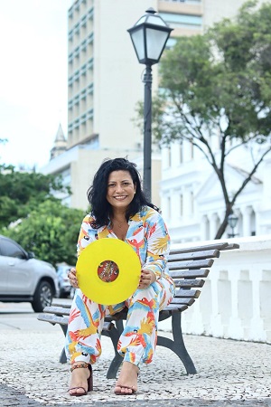 A jornalista e DJ Vanessa Serra participa do lançamento com mais uma edição do O Sarau Vinil & Poesia - Foto: Divulgação