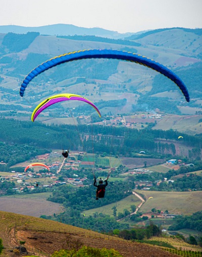 Atividades de voo livre com uma vista dos sítios rurais, da serra e de todos os atrativo que compõem essa cidade polo turístico - Foto: Daniel Rosa