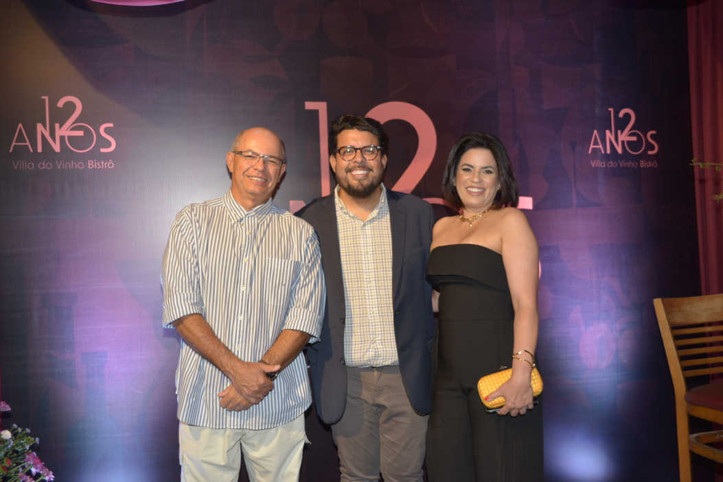  O anfitrião Werter Bandêira entre o casal de clientes Dr. Júnior e Giselle Pereira - Foto: Divulgação